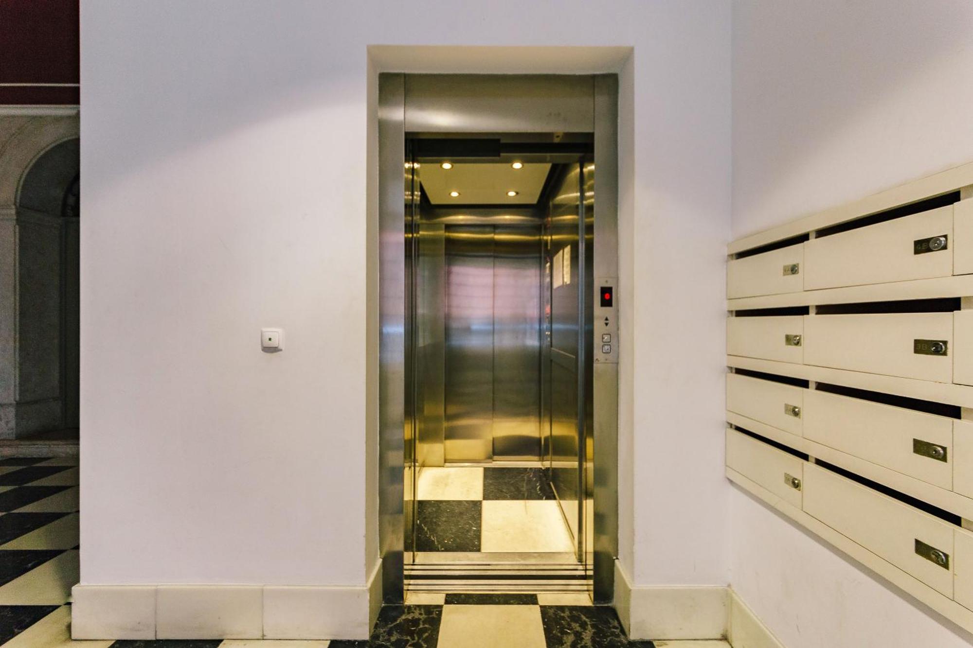 Chiado 2 Bedroom Elegant Apartment リスボン エクステリア 写真